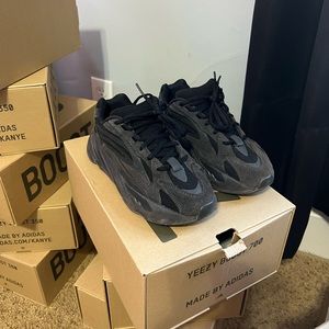 yeezy boost 700 v2 (vanta)